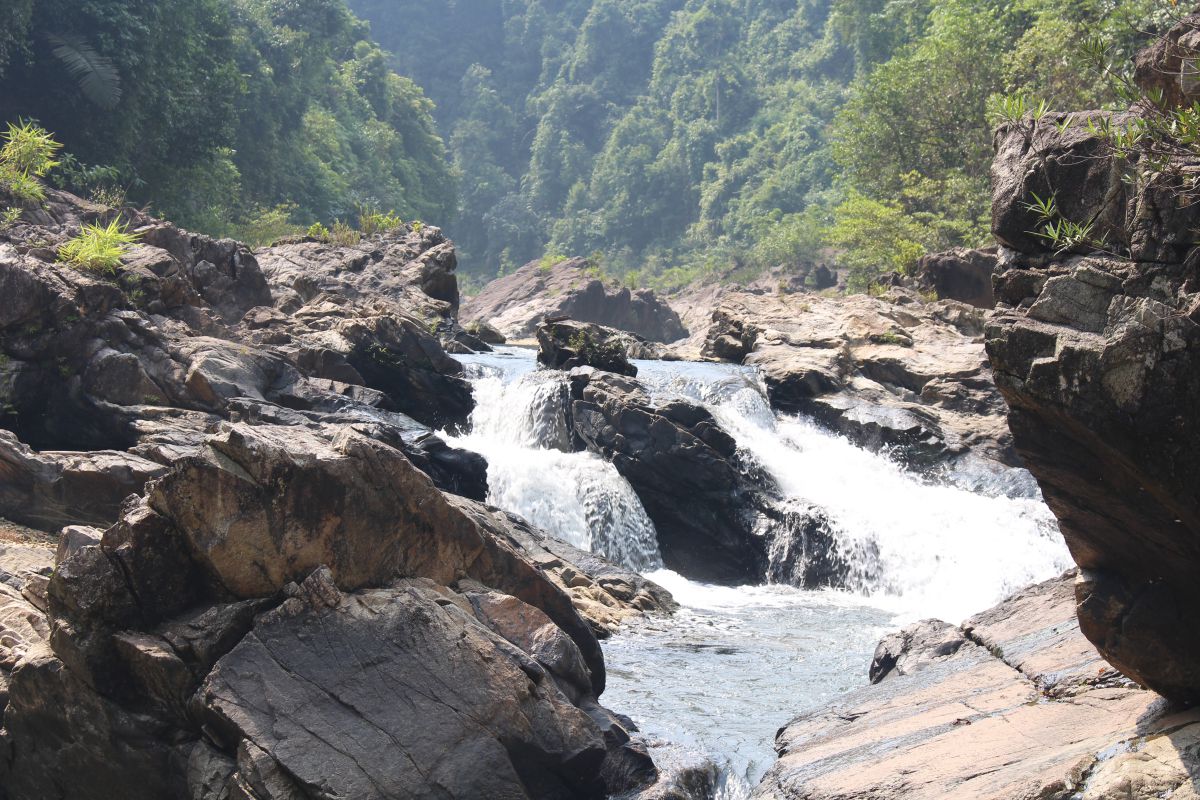 Thác Chín Chàng, Khe Đầy